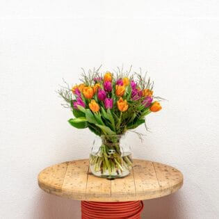 oranje met paarse tulpen vooraanzicht vier de lente bloemen bezorgen